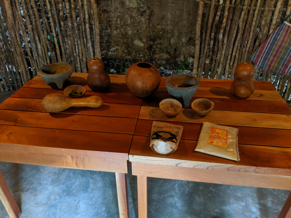 Mesa con jícaras, molcajetes y masa — cocina de raíz
